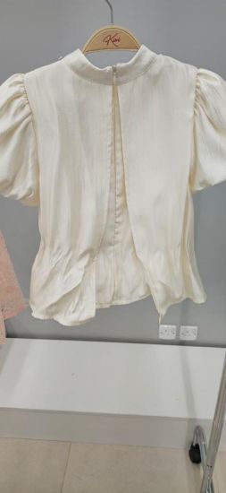 صورة طقم تيور بوزة لؤلؤية وفينكة كرستال وتنوره دانتيل فرنسي